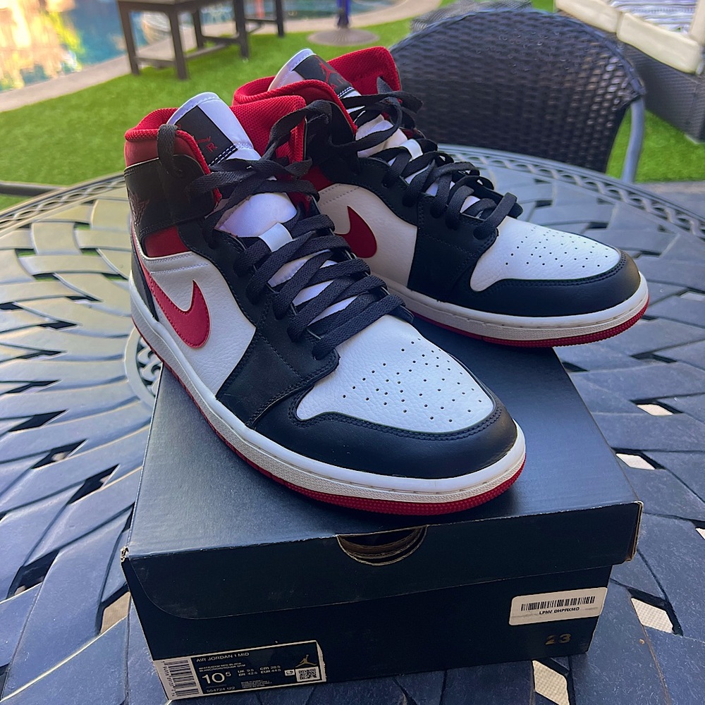 ❤️🤍🖤Air Jordan 1 Mid Red White Black🎄